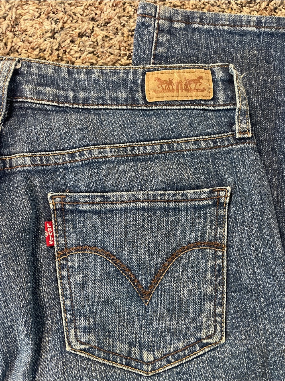 Levi's Women's Mid Rise Skinny Medium Wash Blue Denim Jeans Size 6 | Like New - Picture 5 of 8